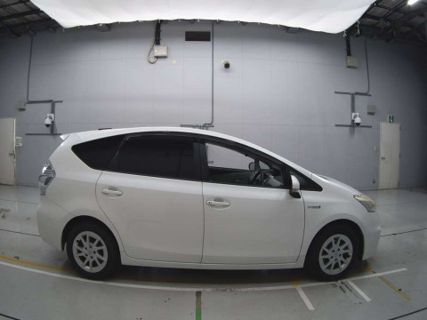 2011 Toyota Prius alpha ZVW41W[2]