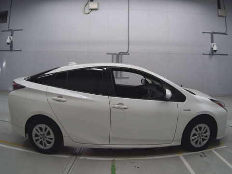 2016 Toyota Prius ZVW50[2]