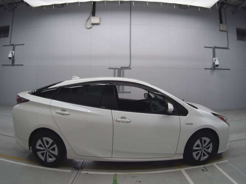 2017 Toyota Prius ZVW51[2]