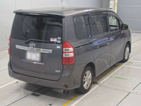 2010 Toyota Noah ZRR70G[1]