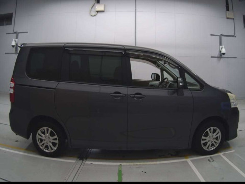 2010 Toyota Noah ZRR70G[2]