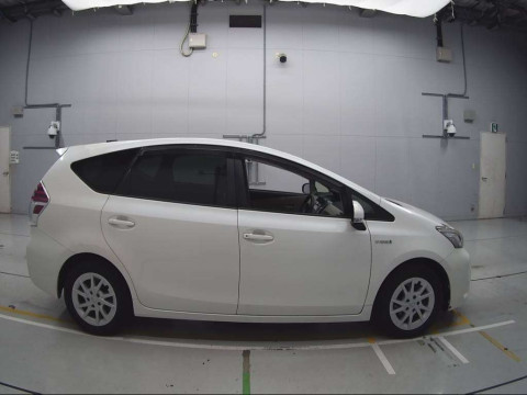 2015 Toyota Prius alpha ZVW41W[2]