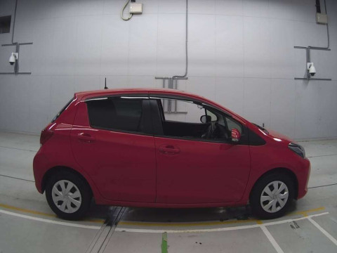 2015 Toyota Vitz NSP130[2]