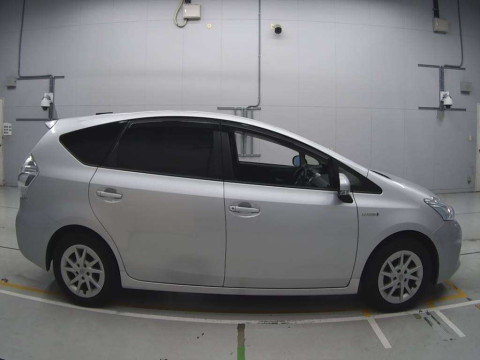 2014 Toyota Prius alpha ZVW41W[2]