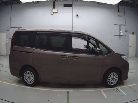 2014 Toyota Noah ZWR80G[2]