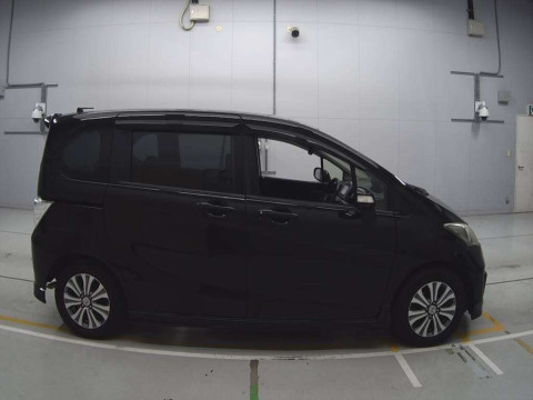 2013 Honda Freed GB3[2]