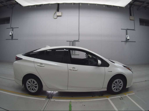 2018 Toyota Prius ZVW50[2]