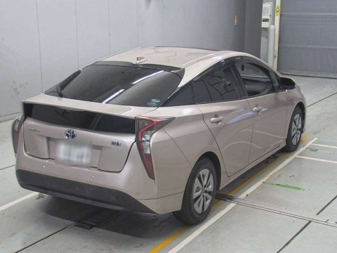 2016 Toyota Prius ZVW51[1]