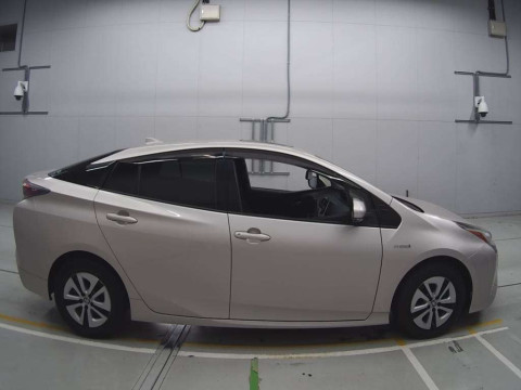 2016 Toyota Prius ZVW51[2]