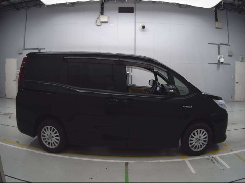 2014 Toyota Noah ZWR80G[2]