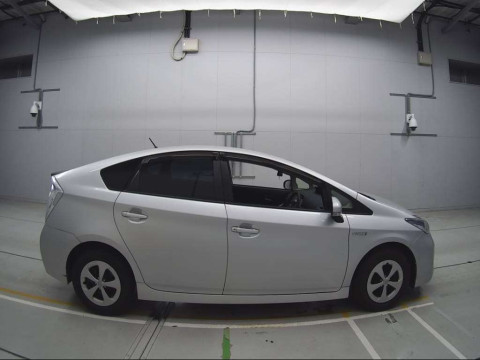 2015 Toyota Prius ZVW30[2]