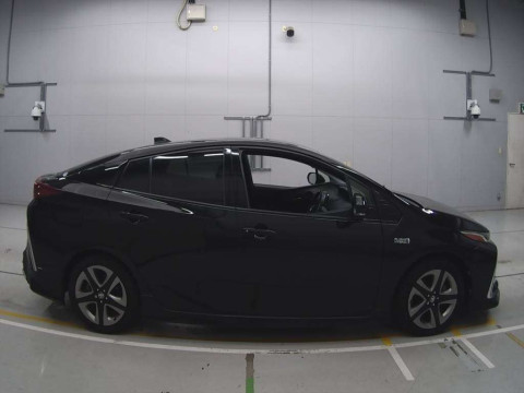 2017 Toyota Prius PHV ZVW52[2]