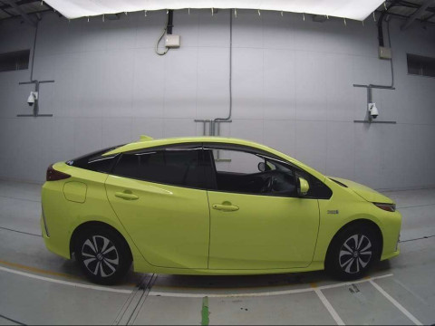 2018 Toyota Prius PHV ZVW52[2]