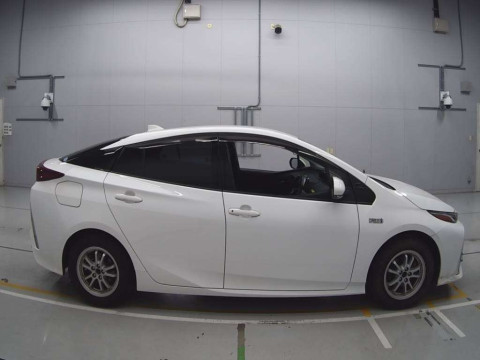 2017 Toyota Prius PHV ZVW52[2]