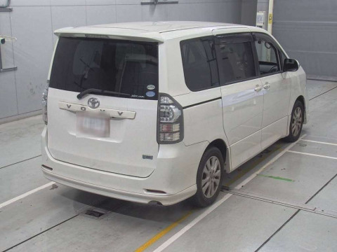 2011 Toyota Voxy ZRR70W[1]