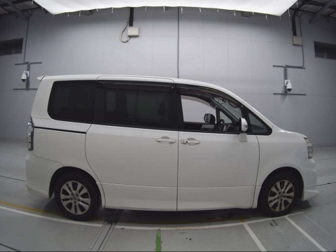 2011 Toyota Voxy ZRR70W[2]