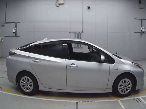 2016 Toyota Prius ZVW50[2]