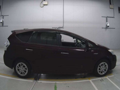 2013 Toyota Prius alpha ZVW41W[2]