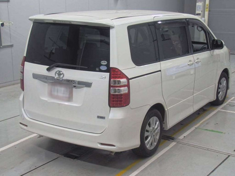 2011 Toyota Noah ZRR70W[1]