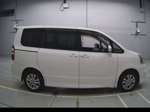 2011 Toyota Noah ZRR70W[2]