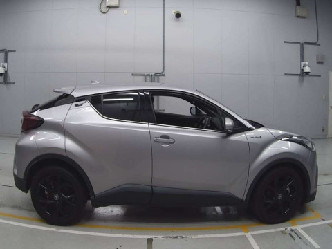 2019 Toyota C-HR ZYX10[2]