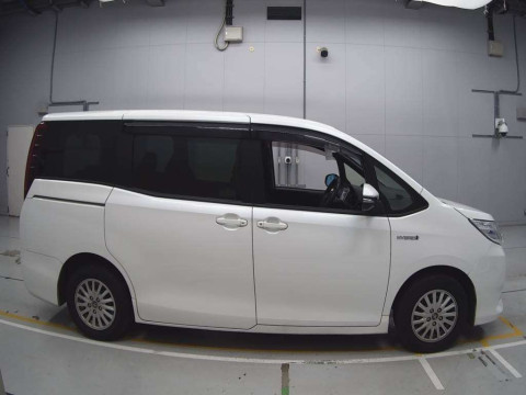 2016 Toyota Noah ZWR80G[2]