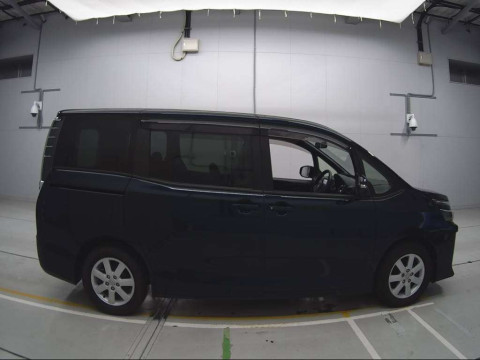 2014 Toyota Voxy ZRR80G[2]