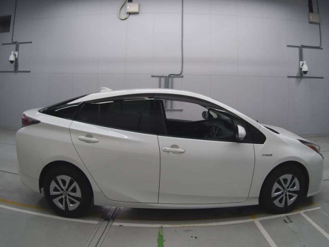 2016 Toyota Prius ZVW51[2]