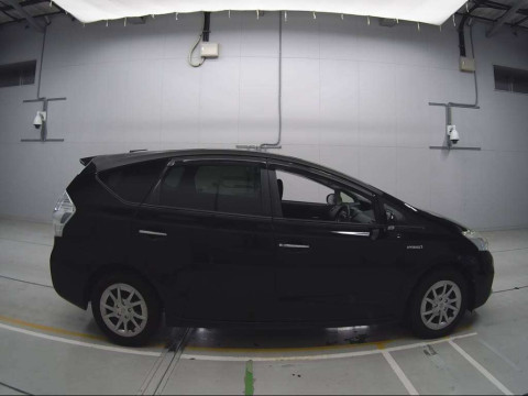 2014 Toyota Prius alpha ZVW40W[2]