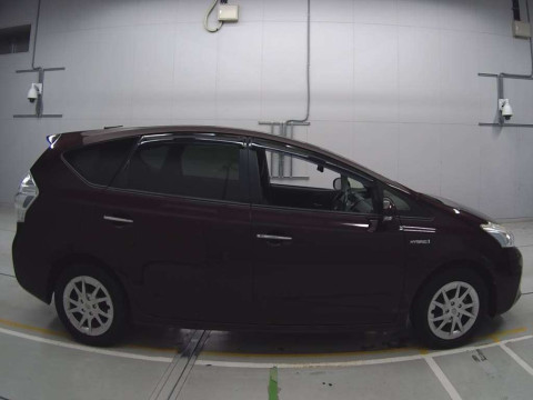 2013 Toyota Prius alpha ZVW41W[2]