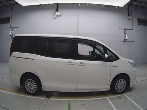 2014 Toyota Noah ZWR80G[2]