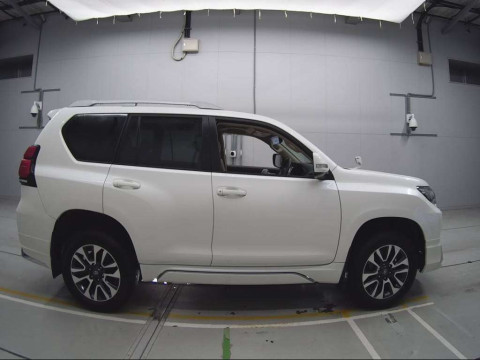 2021 Toyota Land Cruiser Prado TRJ150W[2]