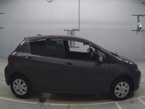 2015 Toyota Vitz NSP130[2]