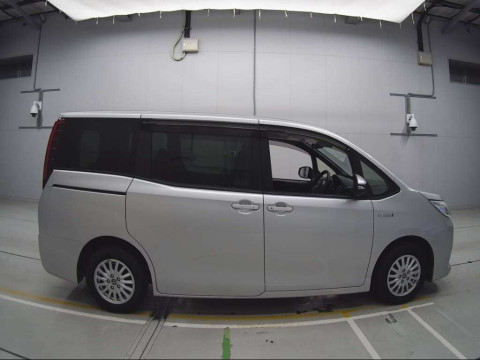 2017 Toyota Noah ZWR80G[2]