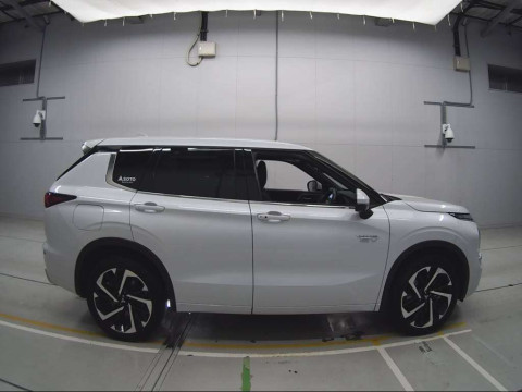 2022 Mitsubishi Outlander PHEV GN0W[2]