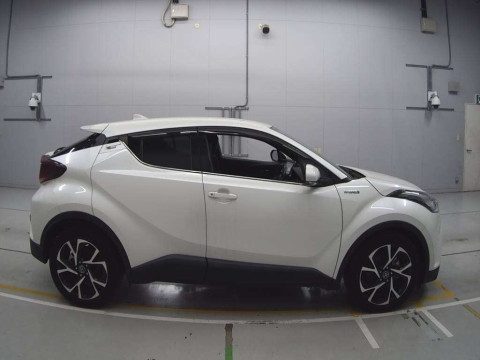 2019 Toyota C-HR ZYX10[2]