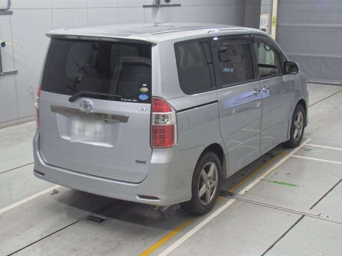 2009 Toyota Noah ZRR70W[1]