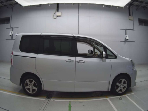 2009 Toyota Noah ZRR70W[2]