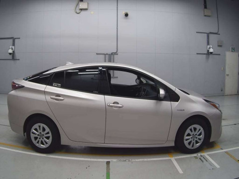 2018 Toyota Prius ZVW50[2]