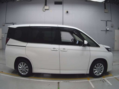 2023 Toyota Noah ZWR90W[2]