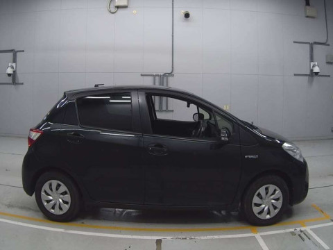 2018 Toyota Vitz NHP130[2]