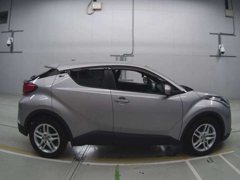 2022 Toyota C-HR NGX10[2]