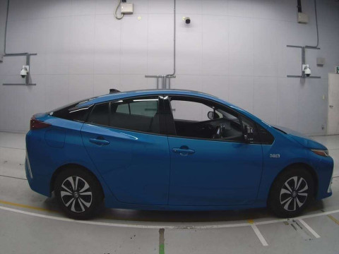 2019 Toyota Prius PHV ZVW52[2]