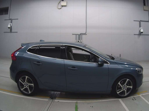 2014 Volvo V40 MB4164T[2]