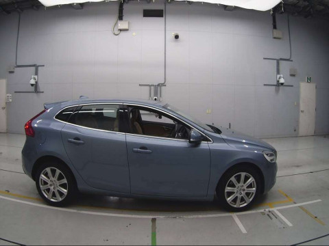 2017 Volvo V40 MB4154T[2]