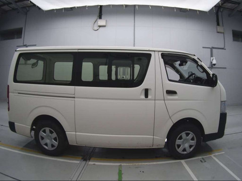 2019 Toyota Regiusace Van TRH200V[2]