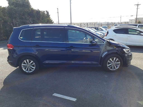 2017 Volkswagen Golf Touran 1TCZD[2]