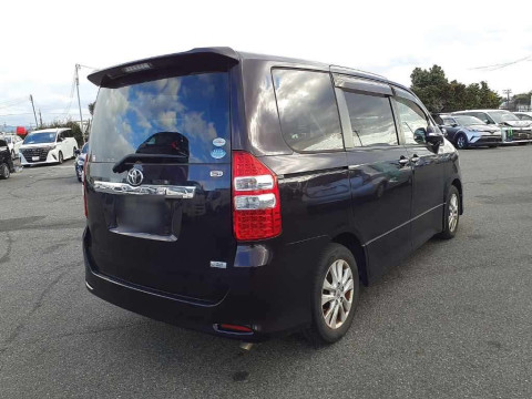 2012 Toyota Noah ZRR70W[1]