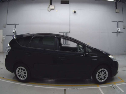 2012 Toyota Prius alpha ZVW40W[2]