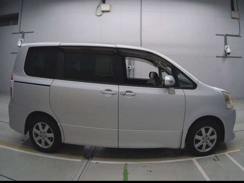 2007 Toyota Noah ZRR70W[2]